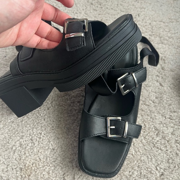 ASOS DESIGN Chunky Mid Heel Sandals in Black - Picture 3 of 8